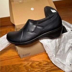 Clarks Black Leather Clog Shoes, NEW.